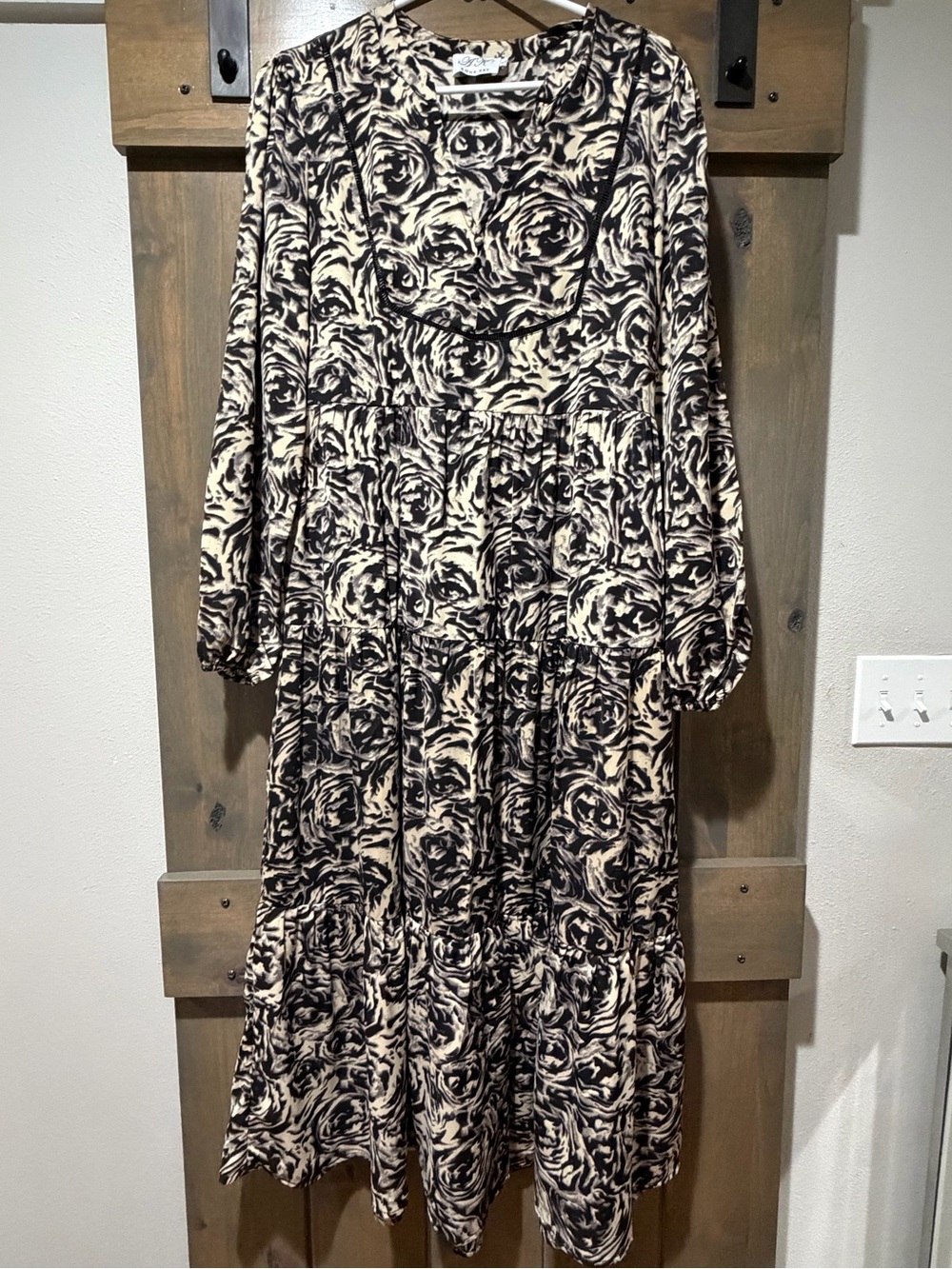 ANNA KAY Black and Cream Floral Tiered Long-Sleeve Midi Dress